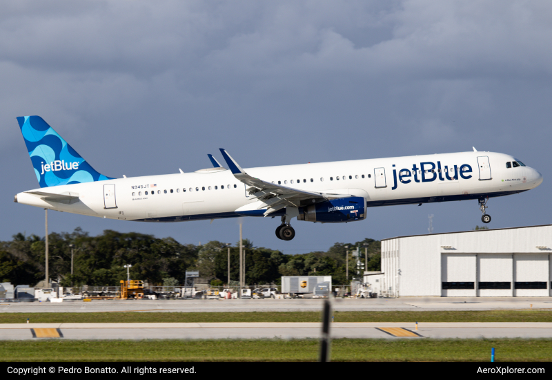 Photo of N945JT - JetBlue Airways Airbus A321-200 at FLL on AeroXplorer Aviation Database