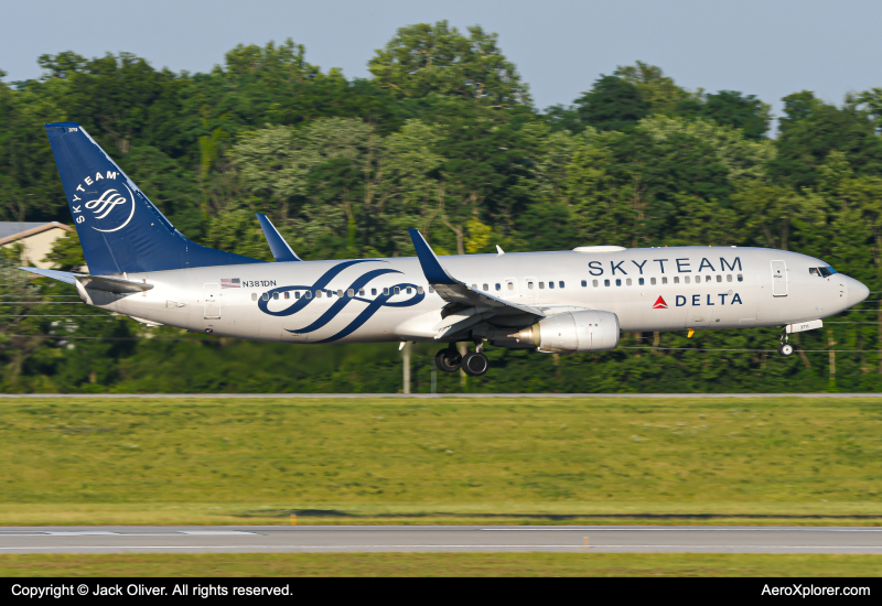 Photo of N381DN - Delta Airlines Boeing 737-800 at CVG on AeroXplorer Aviation Database