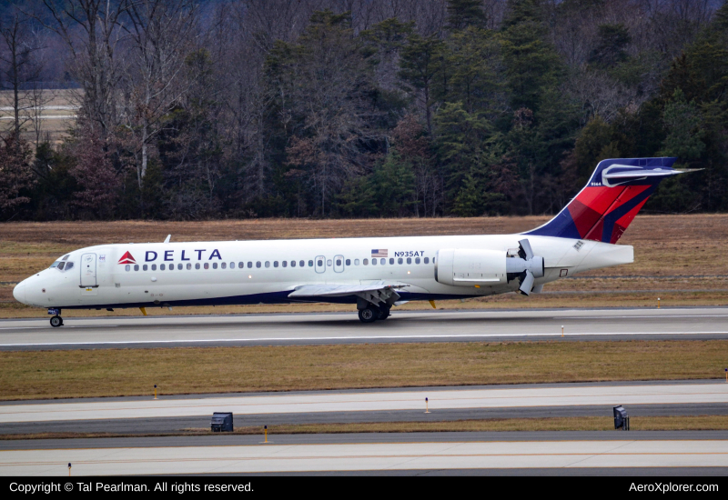 Photo of N935AT - Delta Airlines Boeing 717-200 at IAD on AeroXplorer Aviation Database