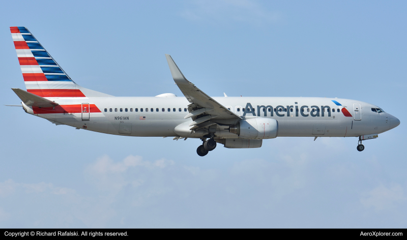 Photo of N961AN - American Airlines Boeing 737-800 at MIA on AeroXplorer Aviation Database