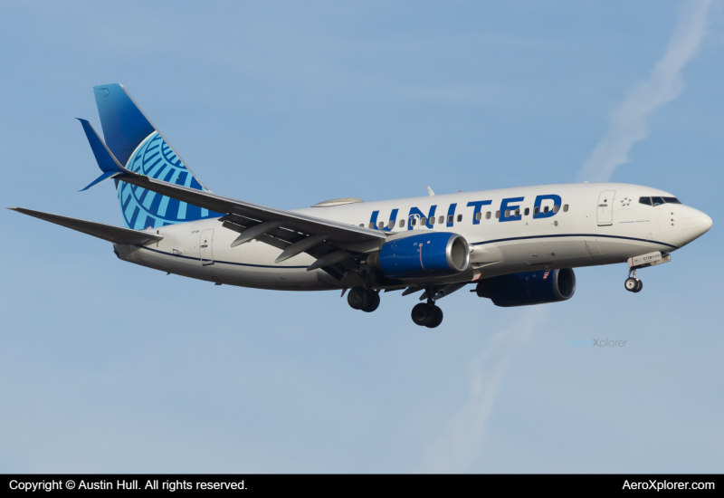 Photo of N39728 - United Airlines Boeing 737-700 at IAD on AeroXplorer Aviation Database