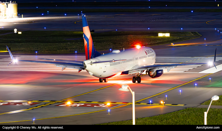 Photo of N801DZ - Delta Airlines Boeing 737-900ER at DTW on AeroXplorer Aviation Database