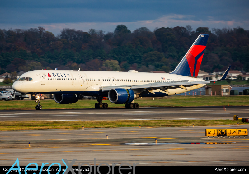 Photo of N6706Q - Delta Airlines Boeing 757-200 at DCA on AeroXplorer Aviation Database