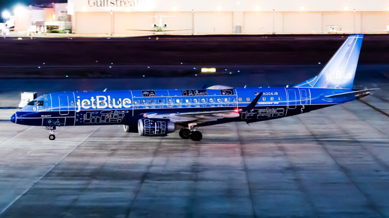 Photo of N304JB - JetBlue Airways Embraer E190 at SAV on AeroXplorer Aviation Database