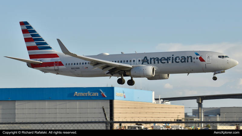 Photo of N829NN - American Airlines Boeing 737-800 at PHX on AeroXplorer Aviation Database