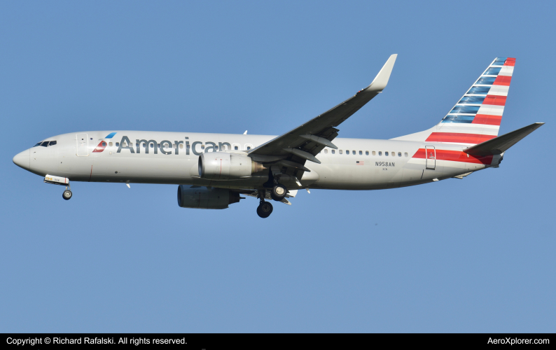 Photo of N958AN - American Airlines Boeing 737-800 at MCO on AeroXplorer Aviation Database