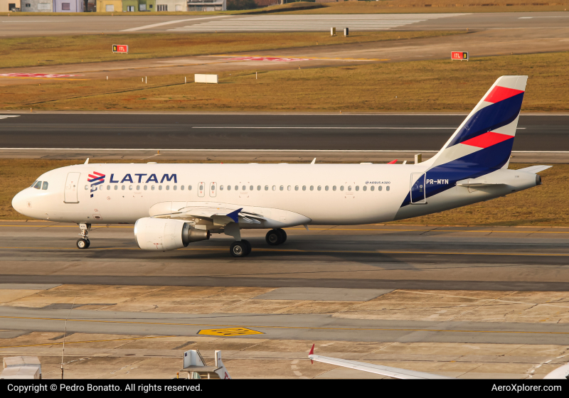Photo of PR-MYN - LATAM Airbus A320 at CGH on AeroXplorer Aviation Database