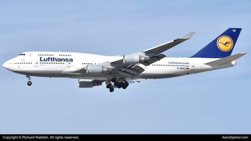 Photo of D-ABVU - Lufthansa Boeing 747-400 at ORD on AeroXplorer Aviation Database