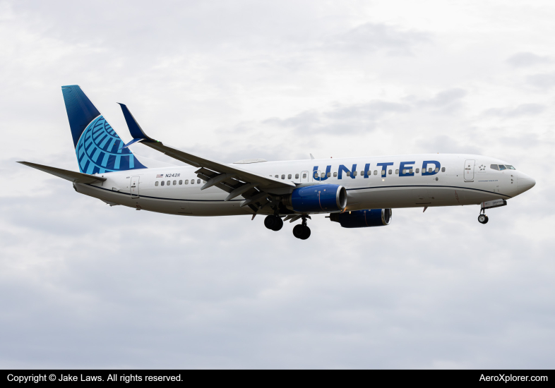 Photo of N24211 - United Airlines Boeing 737-800 at DCA on AeroXplorer Aviation Database