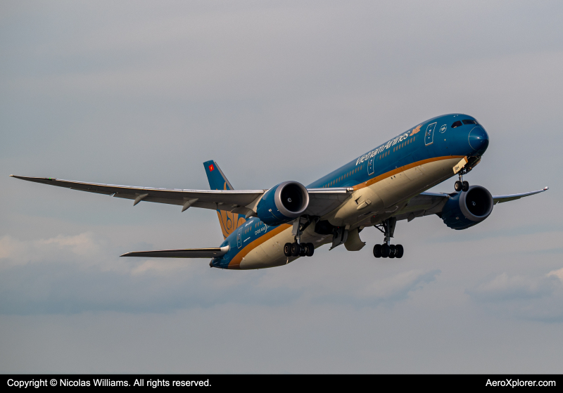 Photo of VN-A864 - Vietnam Airlines Boeing 787-9 at HND on AeroXplorer Aviation Database