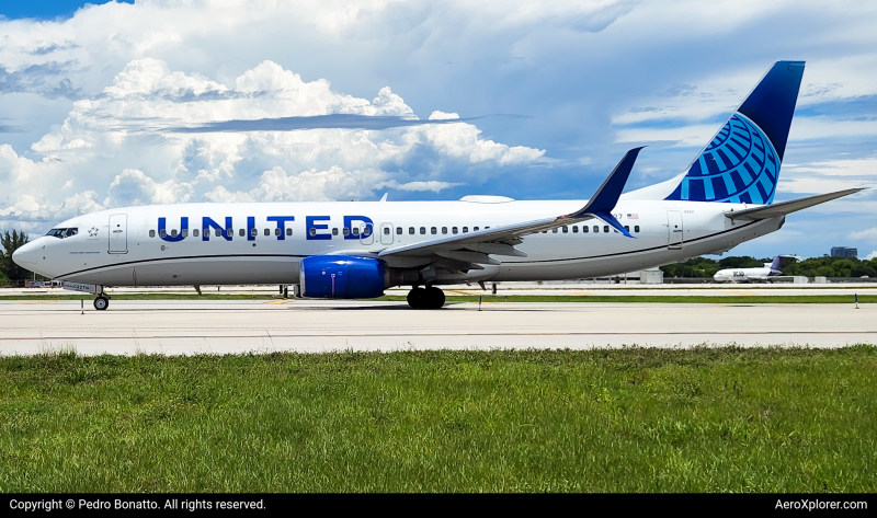 Photo of N13227 - United Airlines Boeing 737-800 at FLL on AeroXplorer Aviation Database