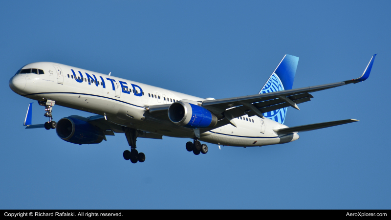 Photo of N17139 - United Airlines Boeing 757-200 at MCO on AeroXplorer Aviation Database