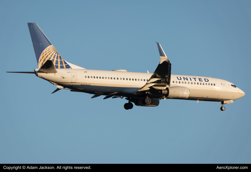 Photo of N35260 - United Airlines Boeing 737-800 at IAD on AeroXplorer Aviation Database