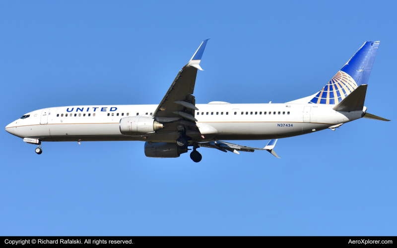 Photo of N37434 - United Airlines Boeing 737-900ER at MCO on AeroXplorer Aviation Database