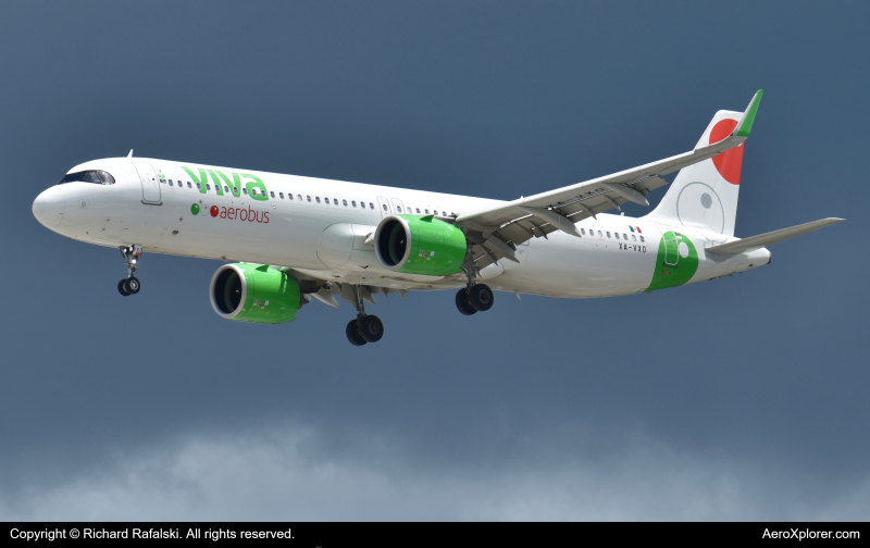 Photo of XA-VXO - VivaAerobus Airbus A321NEO at MCO on AeroXplorer Aviation Database