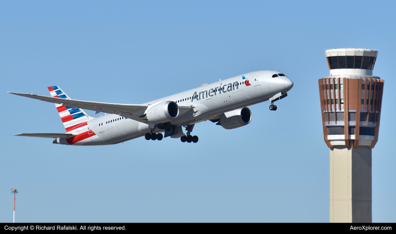 Photo of N825AA - American Airlines Boeing 787-9 at PHX on AeroXplorer Aviation Database