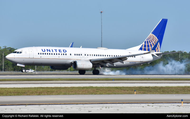 Photo of N35204 - United Airlines Boeing 737-800 at MCO on AeroXplorer Aviation Database