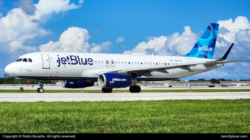 Photo of N827JB - JetBlue Airways Airbus A320 at FLL on AeroXplorer Aviation Database