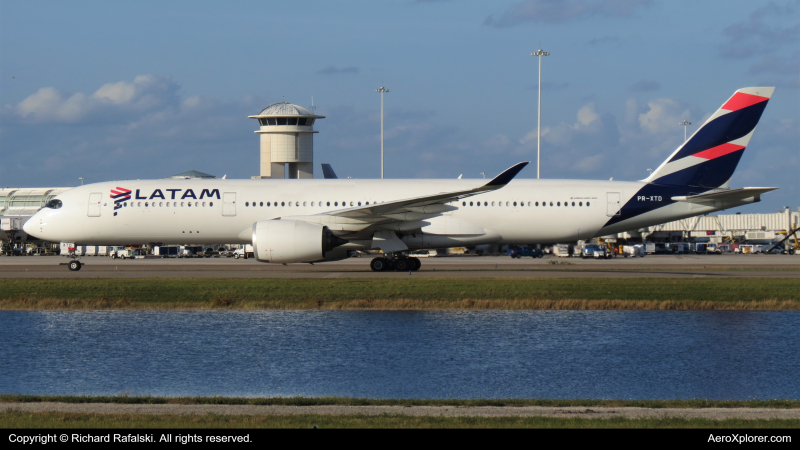 Photo of PR-XTD - LATAM Airbus A350-900 at MCO on AeroXplorer Aviation Database