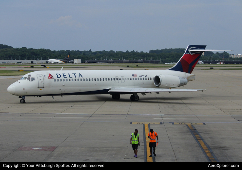 Photo of N957AT - Delta Airlines Boeing 717-200 at PIT on AeroXplorer Aviation Database