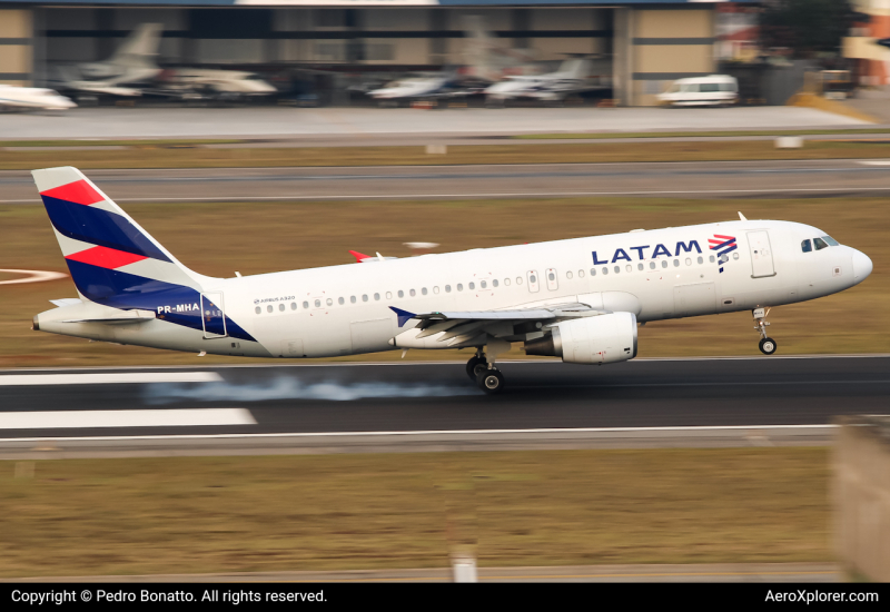 Photo of PR-MHA - LATAM Airbus A320 at CGH on AeroXplorer Aviation Database