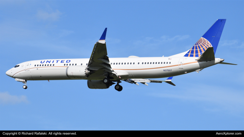 Photo of N37507 - United Airlines Boeing 737 MAX 9 at MCO on AeroXplorer Aviation Database