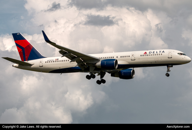 Photo of N718TW - Delta Airlines Boeing 757-200 at DCA on AeroXplorer Aviation Database