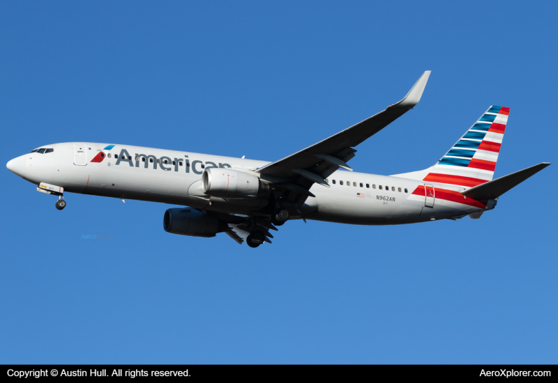 Photo of N962AN - American Airlines Boeing 737-800 at PIT on AeroXplorer Aviation Database