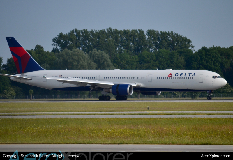 Photo of N825MH - Delta Airlines Boeing 767-400ER at MUC on AeroXplorer Aviation Database