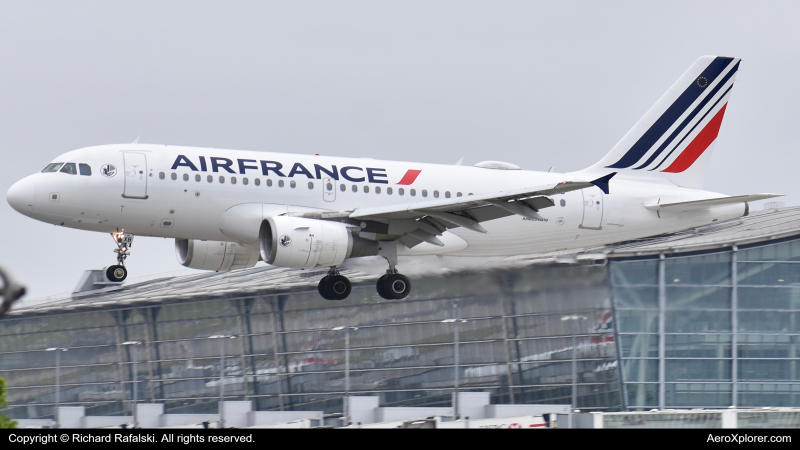 Photo of F-GRXB - Air France Airbus A319 at LHR on AeroXplorer Aviation Database