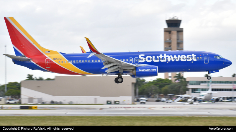 Photo of N8571Z - Southwest Airlines Boeing 737-800 at FLL on AeroXplorer Aviation Database