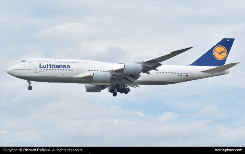 Photo of D-ABYL - Lufthansa Boeing 747-8i at ORD on AeroXplorer Aviation Database