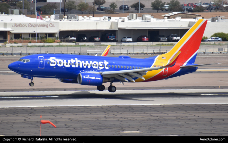 Photo of N424WN - Southwest Airlines Boeing 737-700 at PHX on AeroXplorer Aviation Database