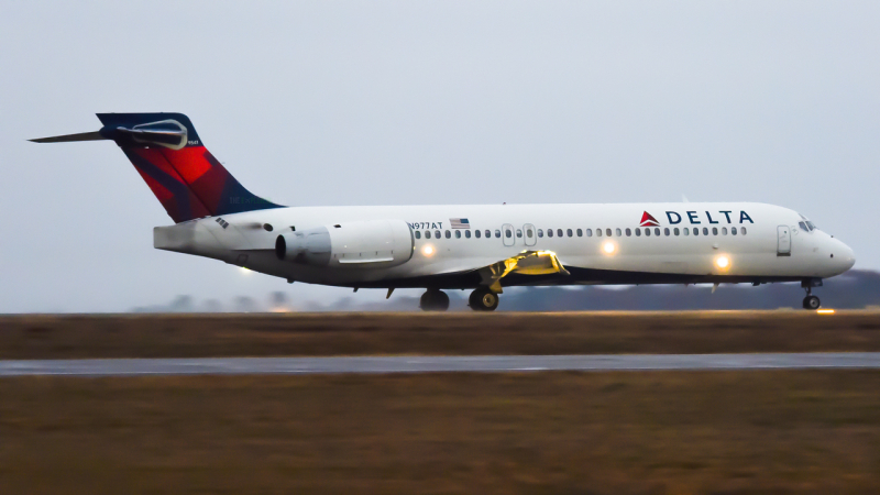 Photo of N977AT - Delta Airlines Boeing 717-200 at SAV on AeroXplorer Aviation Database