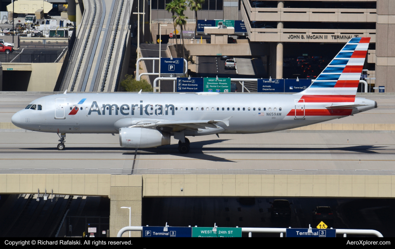 Photo of N659AW - American Airlines Airbus A320 at PHX on AeroXplorer Aviation Database