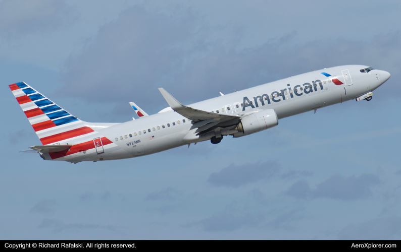 Photo of N929NN - American Airlines Boeing 737-800 at FLL on AeroXplorer Aviation Database