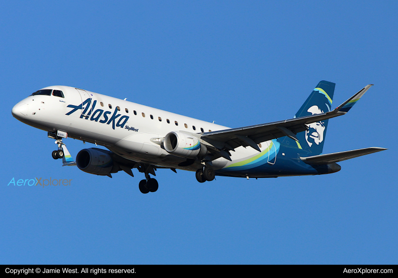 Photo of N400SY - Alaska Airlines Embraer E175 at SJC on AeroXplorer Aviation Database