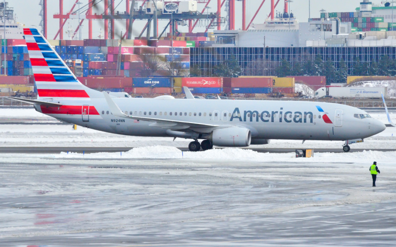 Photo of N924NN - American Airlines Boeing 737-800 at EWR on AeroXplorer Aviation Database