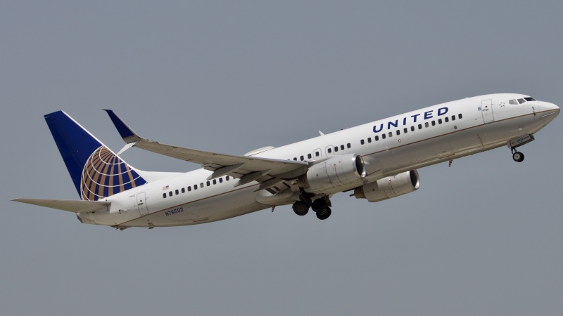 Photo of N76502 - United Airlines Boeing 737-800 at IAH on AeroXplorer Aviation Database