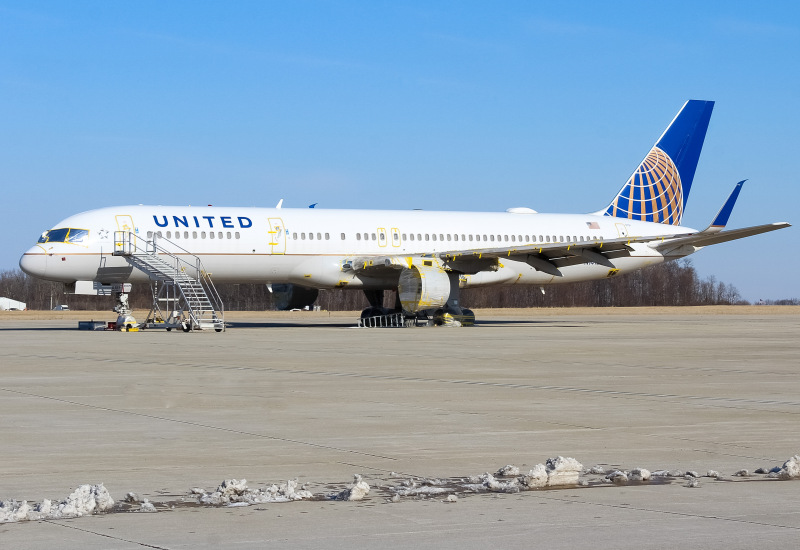 Photo of N14121 - United Airlines Boeing 757-200 at ILN on AeroXplorer Aviation Database