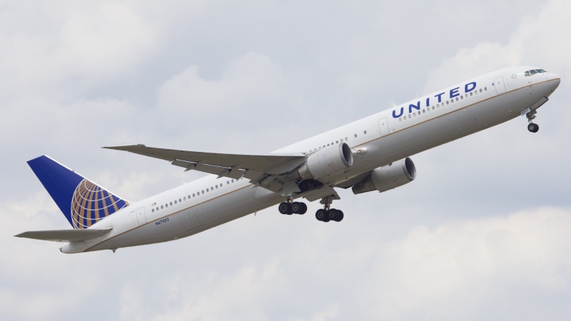 Photo of N67502 - United Airlines Boeing 767-400ER at IAH on AeroXplorer Aviation Database
