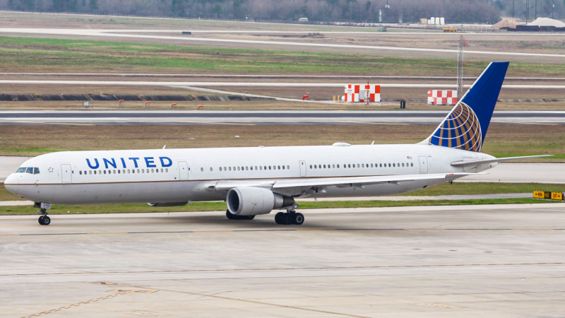 Photo of N76065 - United Airlines Boeing 767-400 at IAH on AeroXplorer Aviation Database
