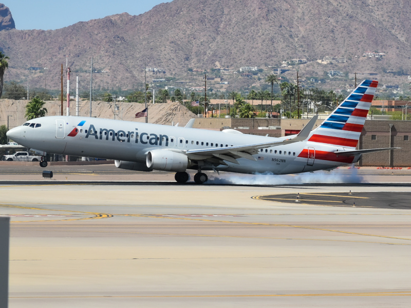 Photo of N962NN - American Airlines Boeing 737-800 at PHX on AeroXplorer Aviation Database