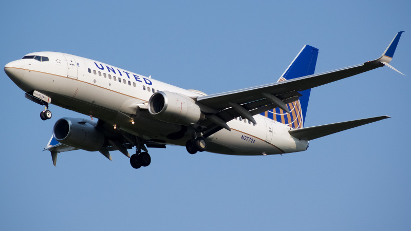 Photo of N27724 - United Airlines Boeing 737-700 at IAD on AeroXplorer Aviation Database