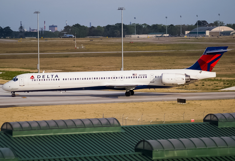 Photo of N913DN - Delta Airlines McDonnell Douglas MD-90 at SAV on AeroXplorer Aviation Database