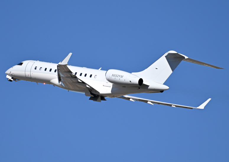 Photo of N552YM - PRIVATE Bombardier Global 5000 at SDM on AeroXplorer Aviation Database