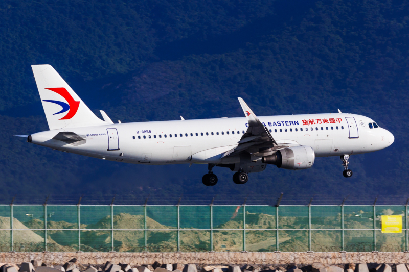 Photo of B-8858 - China Eastern Airlines Airbus A321-200 at HKG on AeroXplorer Aviation Database