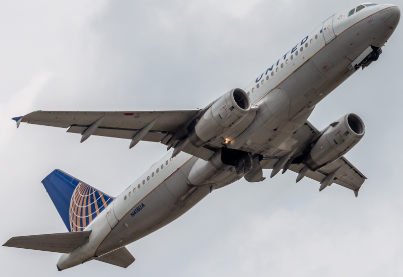 Photo of N418UA - United Airlines Airbus A320 at IAH on AeroXplorer Aviation Database