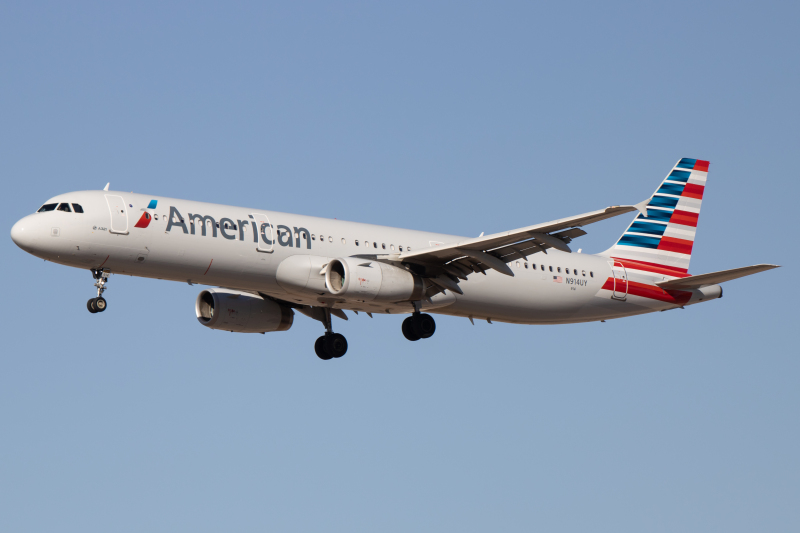 Photo of N914UY - American Airlines Airbus A321-200 at PHX on AeroXplorer Aviation Database