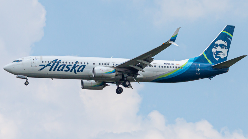 Photo of N283AK - Alaska Airlines Boeing 737-900ER at IAH on AeroXplorer Aviation Database